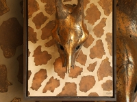 wandpaneel-met-giraffe-schedel-in-oud-goud